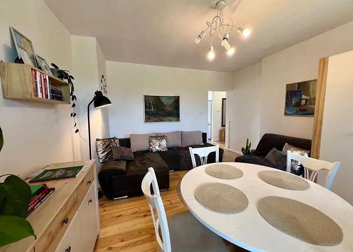 Artystyczna Przestrzen Przy Zabytkowym Dworcu *