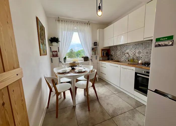 Artystyczna Przestrzen Przy Zabytkowym Dworcu Илава