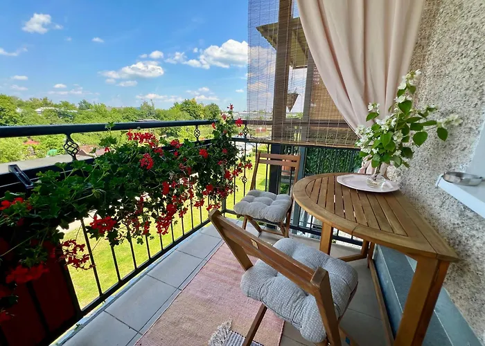 Artystyczna Przestrzen Przy Zabytkowym Dworcu Илава