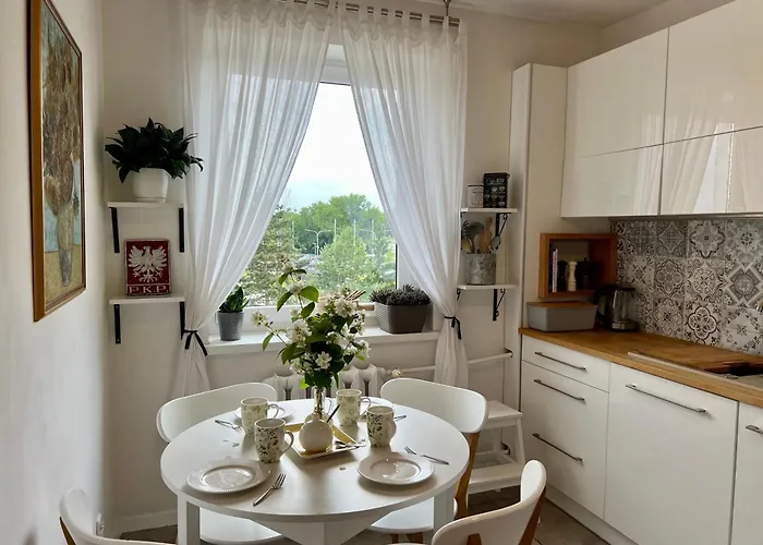 Artystyczna Przestrzen Przy Zabytkowym Dworcu Илава