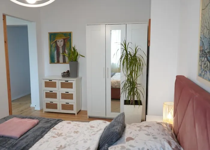 Artystyczna Przestrzen Przy Zabytkowym Dworcu Илава